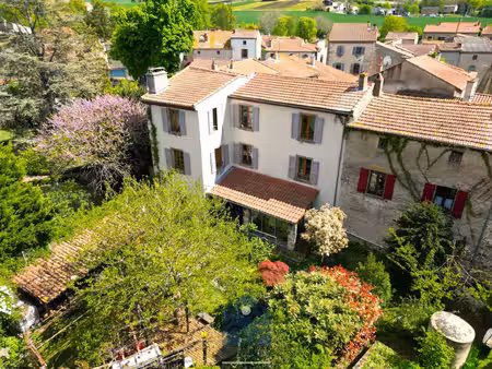 authezat  ancien presbytère 250m2 sur un terrain de 250m2.