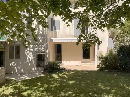 charmante maison de village avec terrasses et jardin.