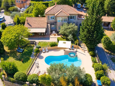 villa de type 7 avec piscine  garage et dépendances !