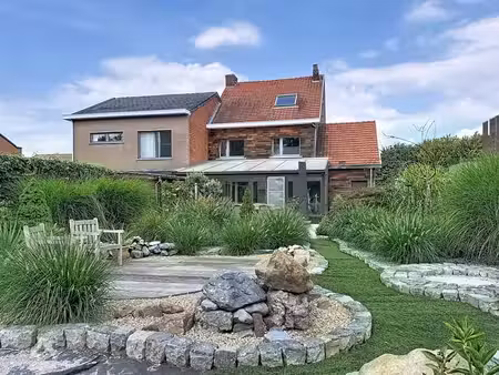 maison 2/3 chmbrs  avec allée  véranda et magnifique jardin.