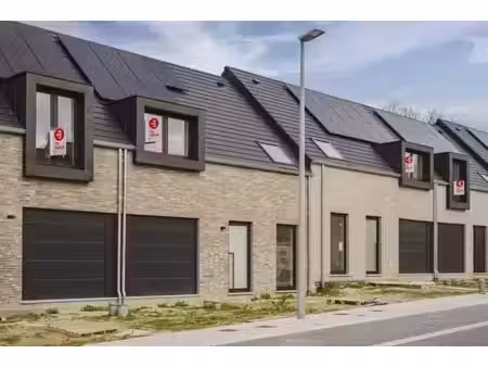 maison récemment construite avec 3 chambres  jardin et garag