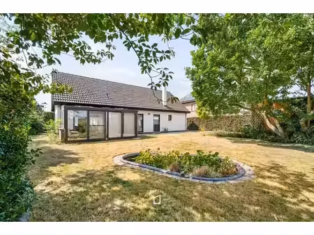 ruime woning met garage voor 2 wagens en grote tuin op ce...