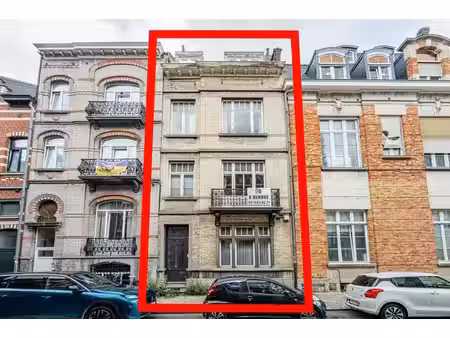 une maison avec terrain