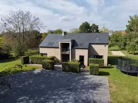 villa avec garage  3 terrasses  serre  parking et jardin