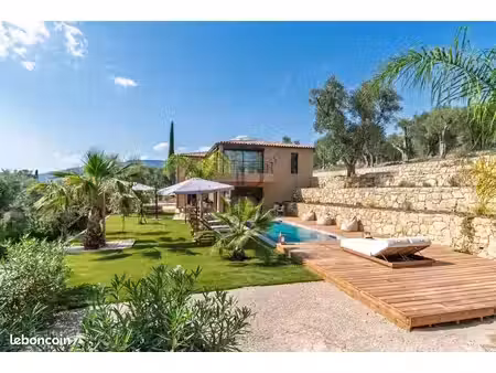 villa 6 pièces 323 m²
