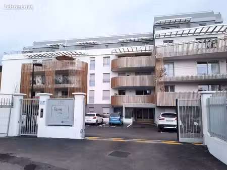 grande place de parking/garage électrifiée en sous-sol sécurisée
