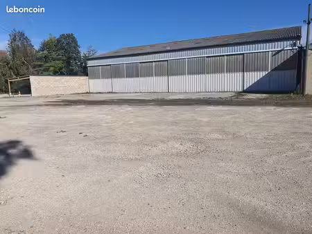 batiment de stockage 600 m2 belle hauteur electricite acces poids lourds