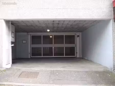 garage à louer derrière les 3 tours