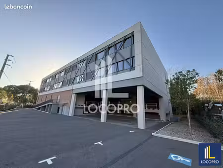 local d'activité 2 352 m²