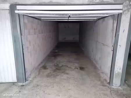 a louer  garage box double en enfilade de 30 m²