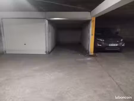 vente garage fermé gratte ciel