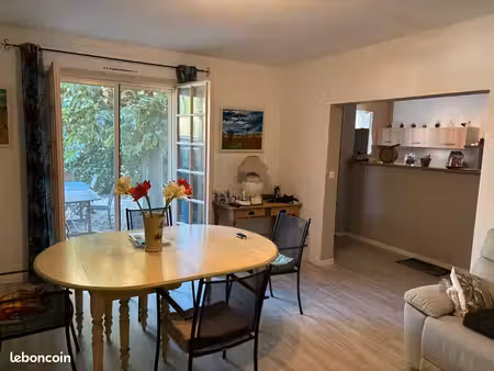 villa de type p3 sur 265 m2 de jardin comprenant 2 chambres dont une de 17 m2  cuisine amé
