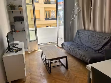 à nice  grand appartement à louer 1150 eur par mois