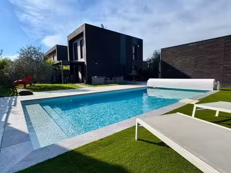 maison individuelle moderne avec piscine  pergola bioclimatique et garage double