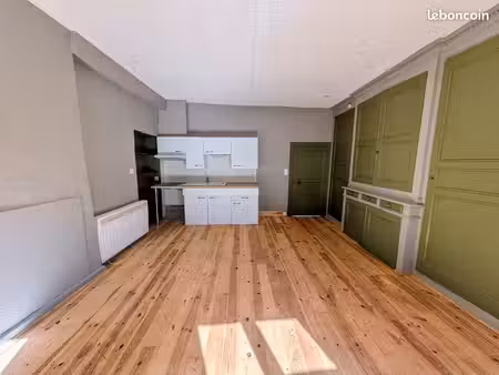 location en direct d'un appartement rénové de 36 30 m² avec une grande terrasse et accès a