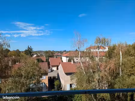 bourg-en-bresse – t4 traversant 62 m² avec balcon  parking et cave – 115 000