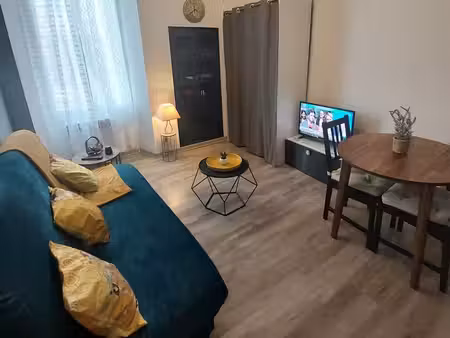 a louer - joli studio meublé au cœur du village de tourtour