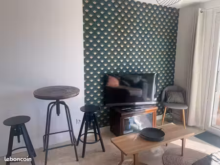t2 meublé  env 28 m2  attenant a maison individuelle - bail étudiant - meyreuil