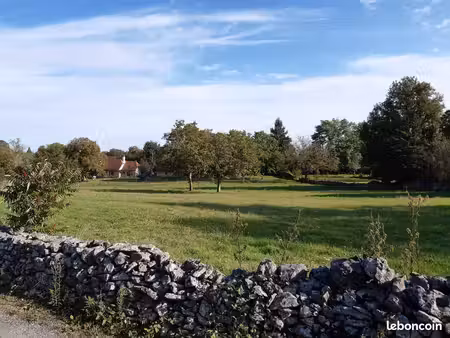 terrain constructible de 2630 m2 proche du centre-ville