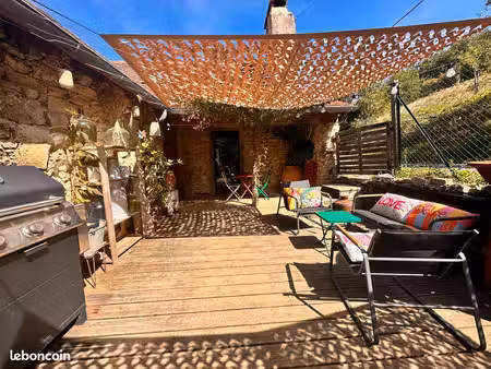 maison en pierre pleine de charme  105 m²  10 000 m² de terrain et vue sur saint-céré