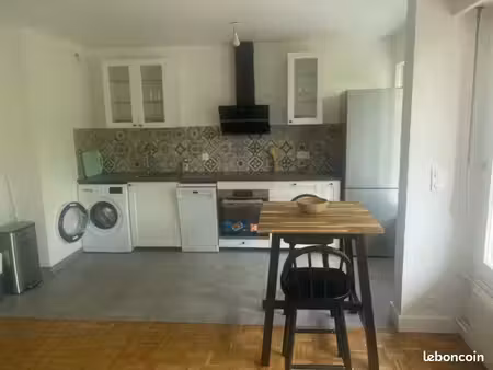 t2 meublé entièrement rénové – 44 m² – balcon  parking & cave – antony pajeaud