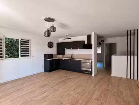 appartement t3 68 m² + balcon + grand garage + place de parking privative à gex