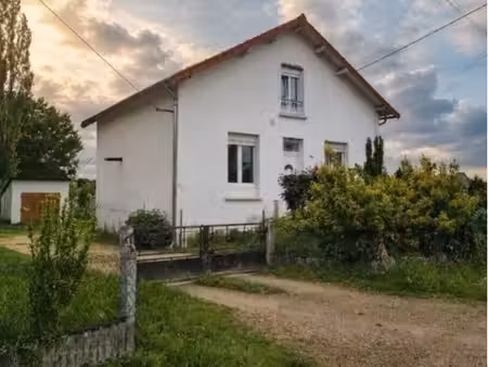 à louer – maison de 127 35 m² avec dépendance de 28 m² à abrest – 980 /mois