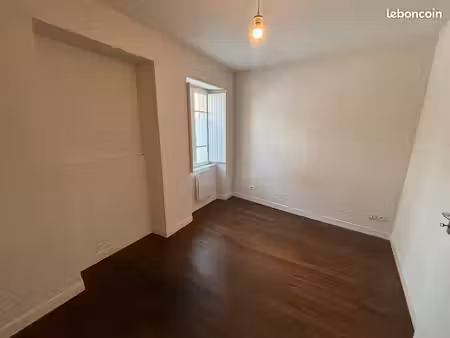 appart 37m2+cour chateau gontier