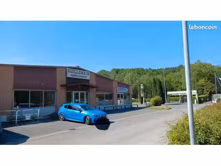 commerce avec bureaux atelier garage sanitaires parking et local loué