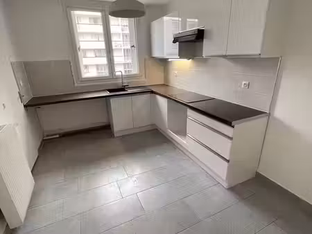 f4 2 chambres avec balcon et parking