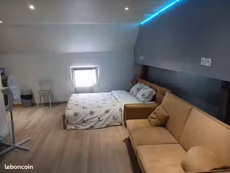 grand studio de 35m2+espace chambre de 15m2 situé au comble. bien proche du rer d pas a 25