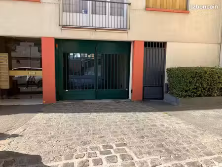 parking 11m2 couvert et sécurisé proche mairie montreuil
