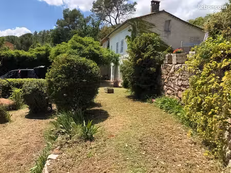 maison provençal en pierre du xixe siècle avec piscine et vue