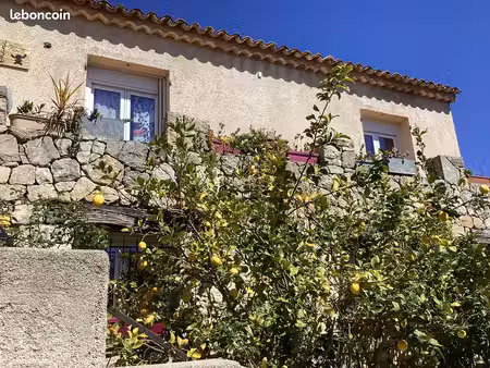 a proximité de grasse et cannes  confortable  lumineuse et très calme résidence de 3 appar