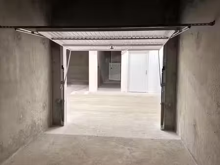 parking garage box fermé