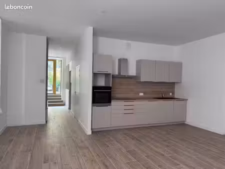 appartement t2 60 m² avec cour privative de 36 m² - centre-ville de vannes