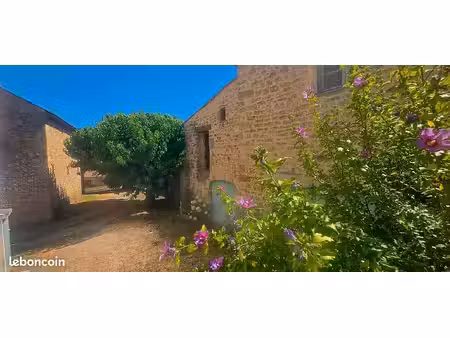 propriété en pierre avec maison et dépendances