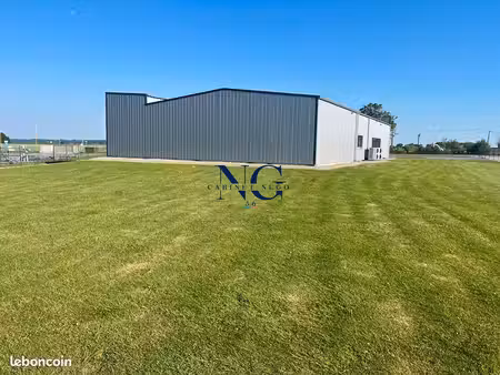 local 3500 m² plumelin