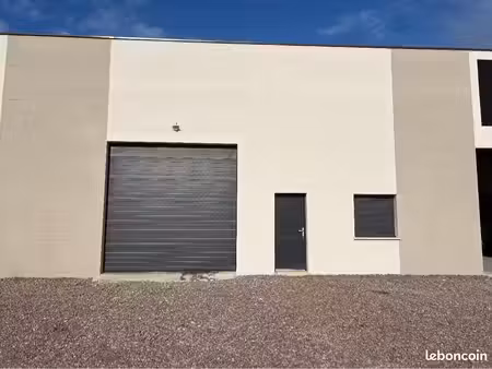 local  dépôt  entrepôt  hangar de 110m2