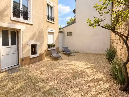 t2 à rénover  travaux  26 53 m² avec cour privative  10 min métro