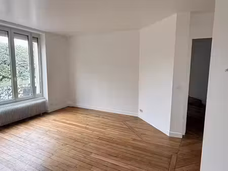 t3 refait à neuf  charme de l’ancien  traversant  lumineux  53 m²  10 min métro