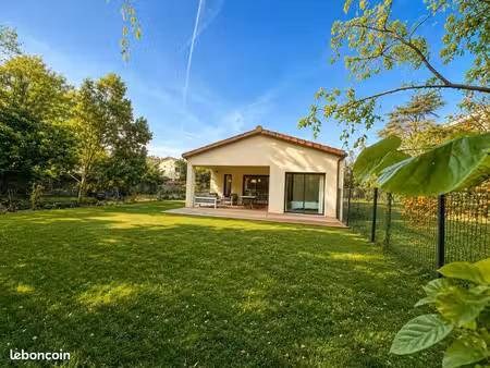 villa récente avec jardin  au calme  proximité centre ville