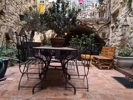 maison de village +315 m² – cour intérieure- 1 terrasse– 3 niveaux – centre-ville