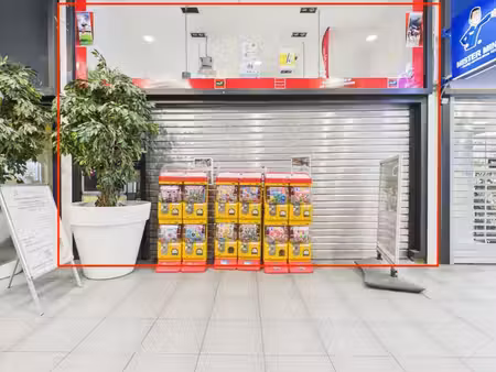 le magasin n°16 au rez et 2 empl. de parking n°s p30 et p31