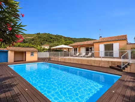 maison familiale avec piscine  vue panoramique et terrain de