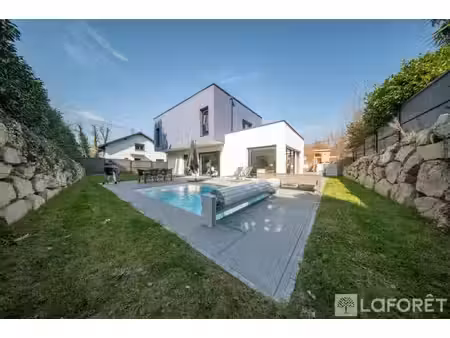maison récente avec piscine sur les hauteurs