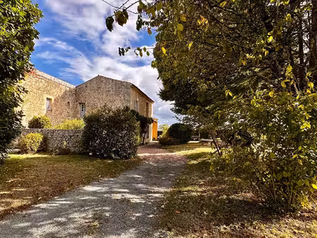 grande maison de caractère en pierre à fort potentiel