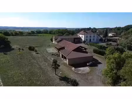 belle propriété de caractère – plus d’1 hectare – nombreuses dépendances