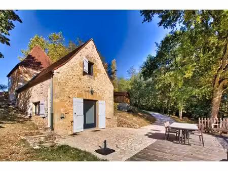 sarlat- maison en pierre idéalement située avec terrain et jaccuzi