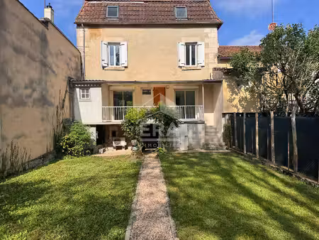 a vendre à 15 km de périgueux maison avec 4 chambres et jardin.